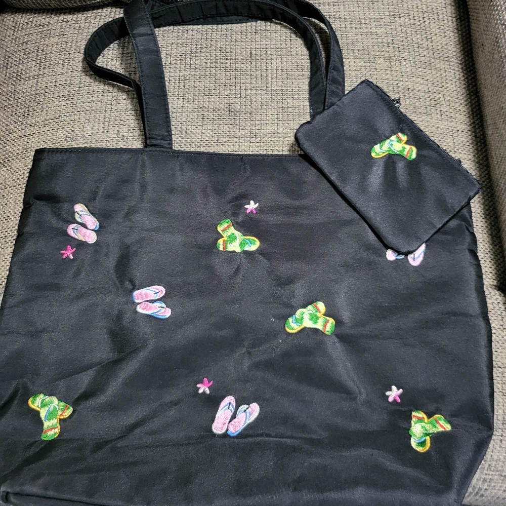 ->zipper tote with flip flops